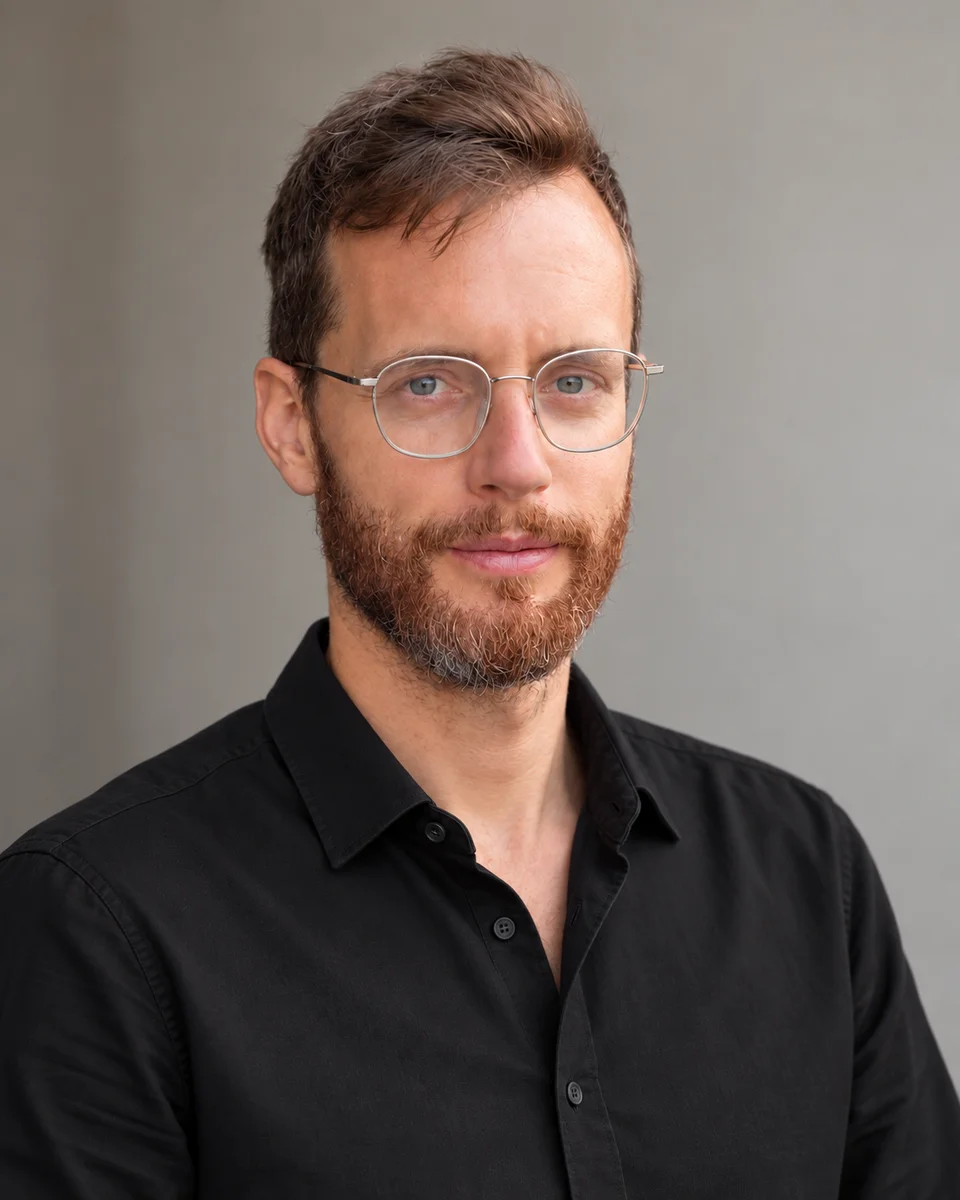 Hannes von FluxAptus Solutions im schwarzen Hemd
